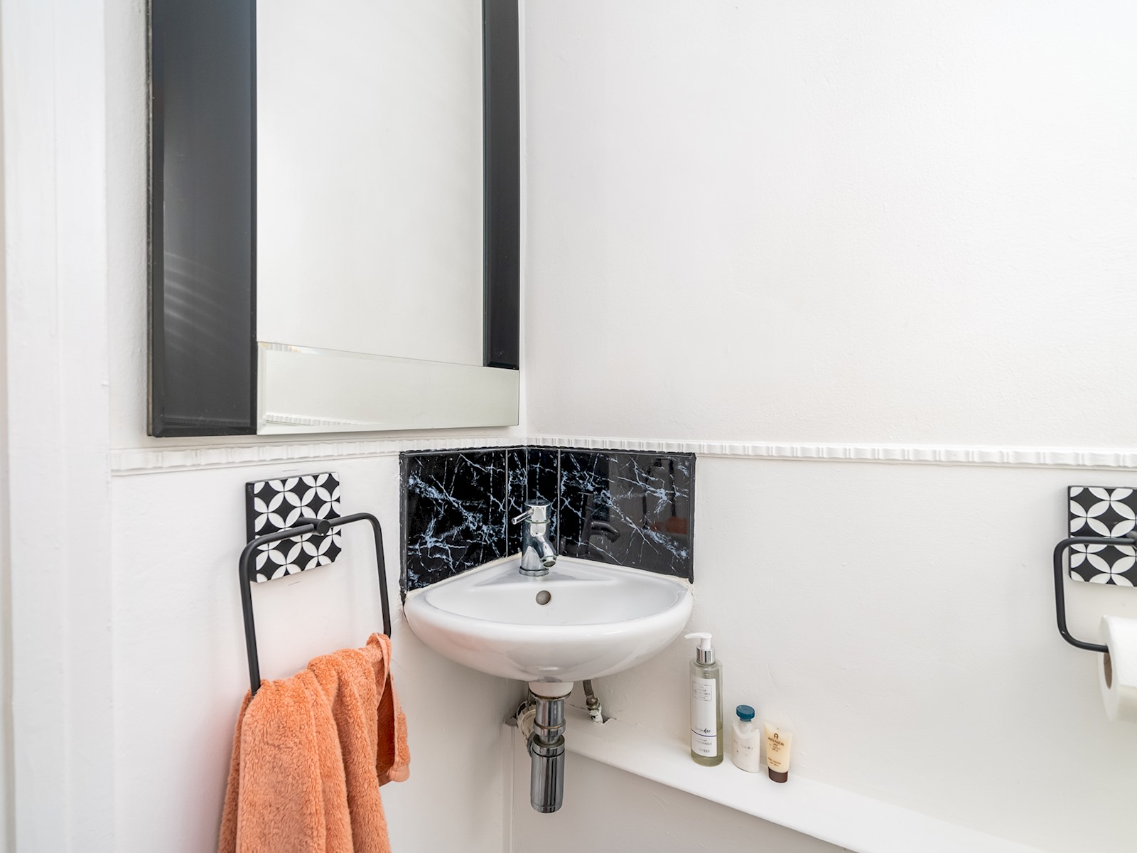 Stylish Family Friendly 3 Bed Home in Borehamwood Pass the Keys® Book